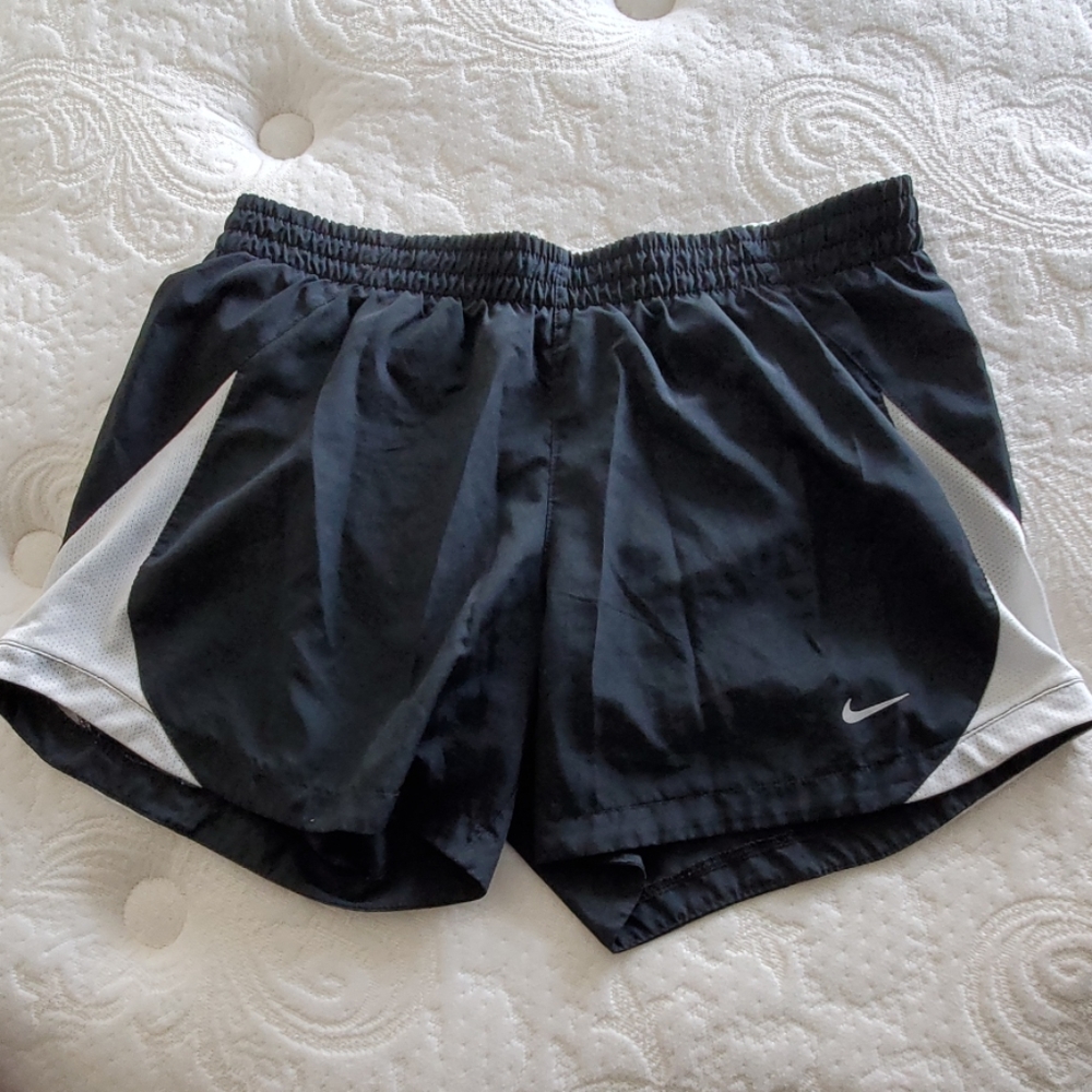 🌹Black nike shorts with small white side panel